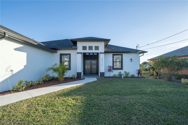 view of front of house featuring a front lawn