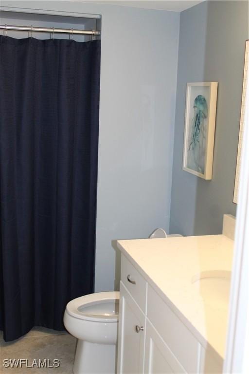 full bath with curtained shower, vanity, and toilet