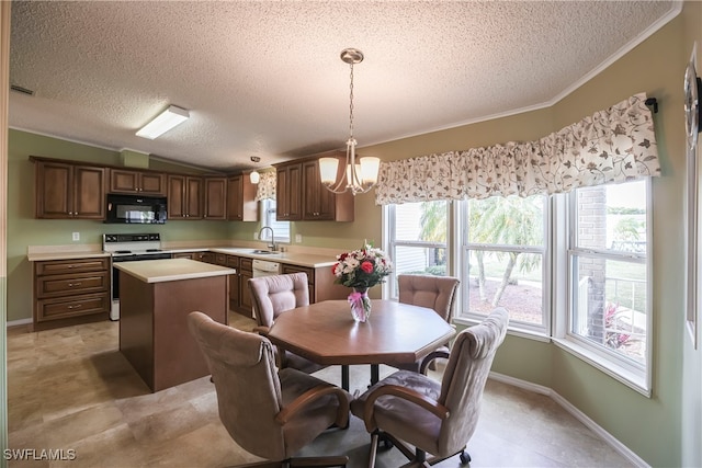 dining space featuring lofted ceiling, sink, ornamental molding, a notable chandelier, and a textured ceiling