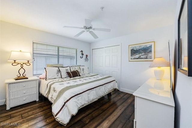 bedroom featuring dark wood-style floors, a ceiling fan, baseboards, and a closet