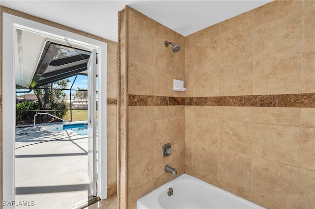 bathroom featuring tiled shower / bath