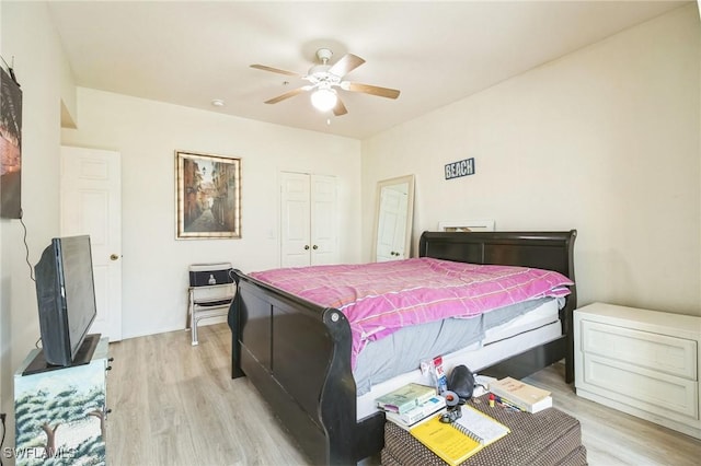 bedroom featuring light hardwood / wood-style floors, a closet, and ceiling fan