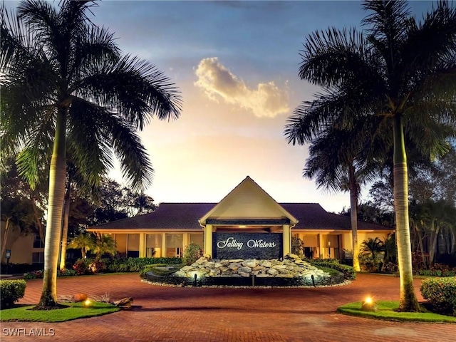 ranch-style house featuring decorative driveway