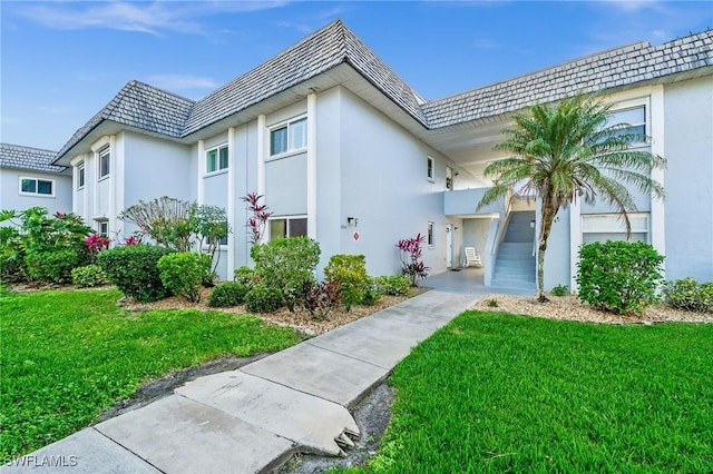 view of front of house featuring a front yard