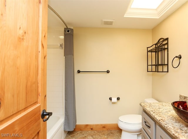 full bath featuring shower / tub combo with curtain, visible vents, toilet, vanity, and baseboards