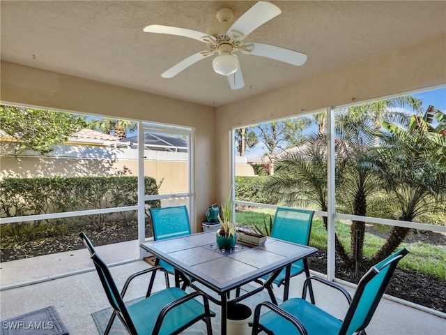 sunroom with ceiling fan