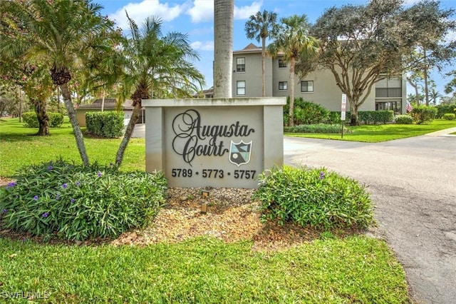 community / neighborhood sign featuring a lawn