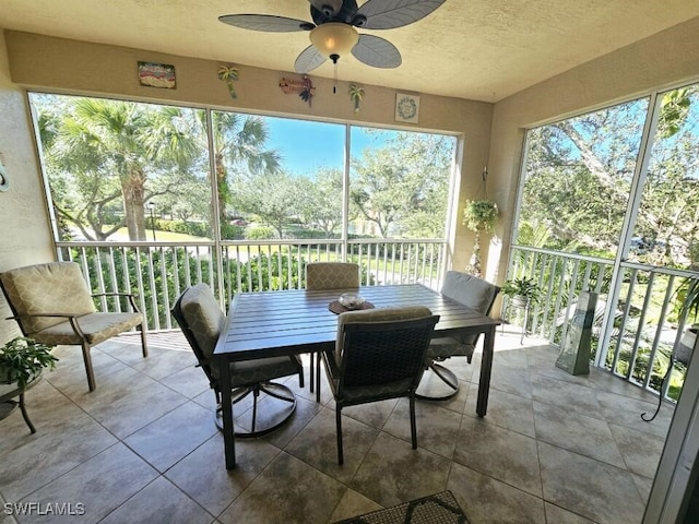 sunroom with ceiling fan