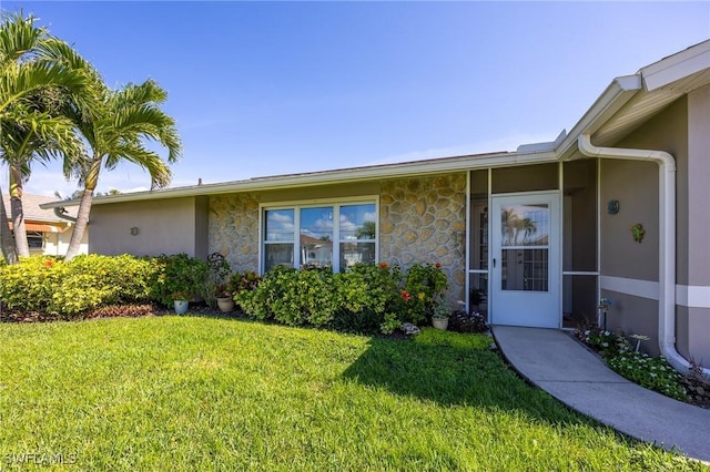 view of front of house featuring a front yard