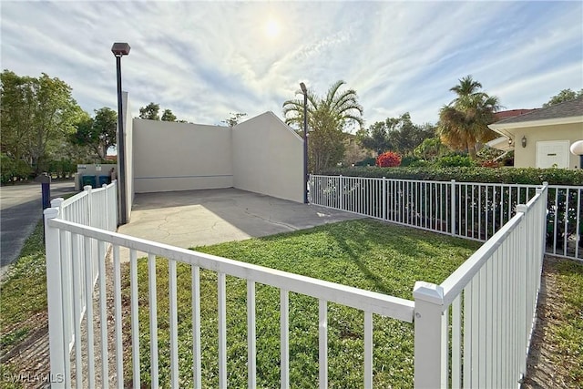 view of yard featuring a patio area