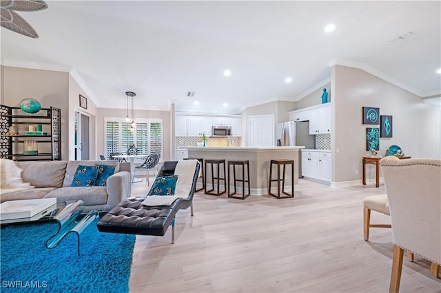 living area featuring baseboards, light wood-style flooring, vaulted ceiling, crown molding, and recessed lighting