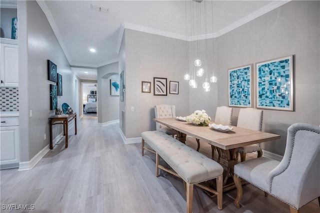 dining area featuring recessed lighting, visible vents, baseboards, light wood-style floors, and ornamental molding