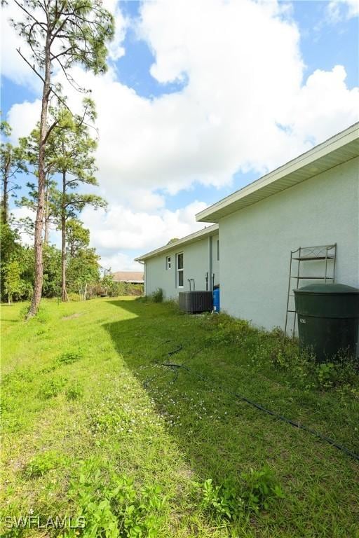 view of yard featuring cooling unit