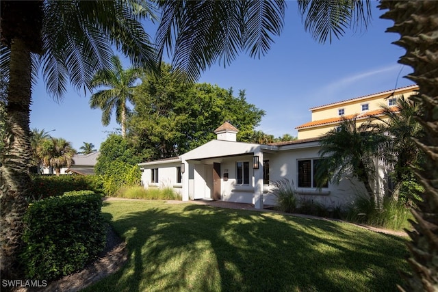 view of front of property with a front yard