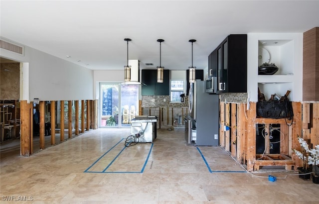 kitchen featuring hanging light fixtures