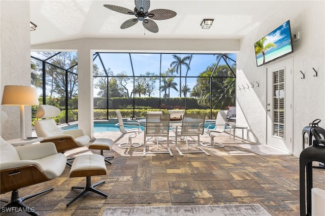 sunroom / solarium featuring a ceiling fan