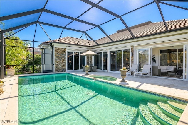 outdoor pool featuring an outdoor living space, glass enclosure, an in ground hot tub, and a patio area