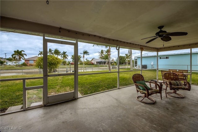 sunroom with ceiling fan