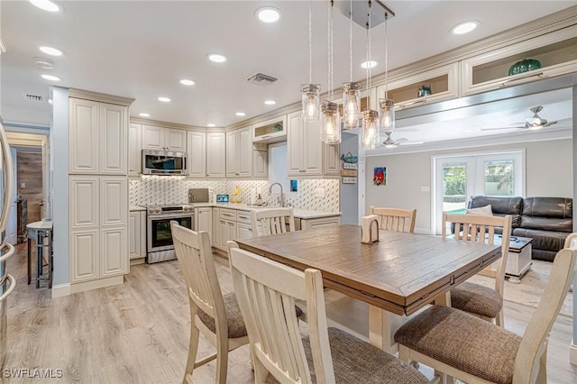 dining area featuring recessed lighting, visible vents, light wood-style floors, and a ceiling fan