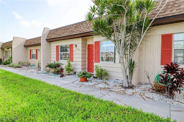 view of front of house featuring a front yard