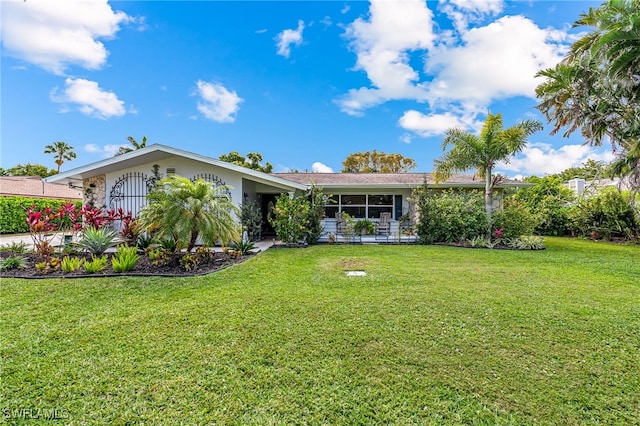 view of front of home featuring a front yard