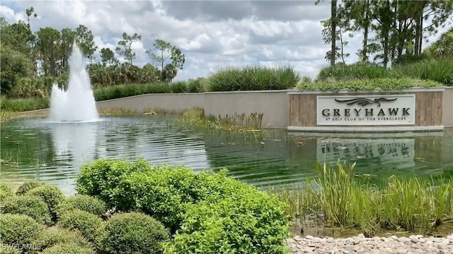 community sign featuring a water view