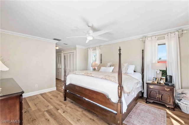 bedroom featuring a ceiling fan, baseboards, visible vents, light wood-style floors, and ornamental molding