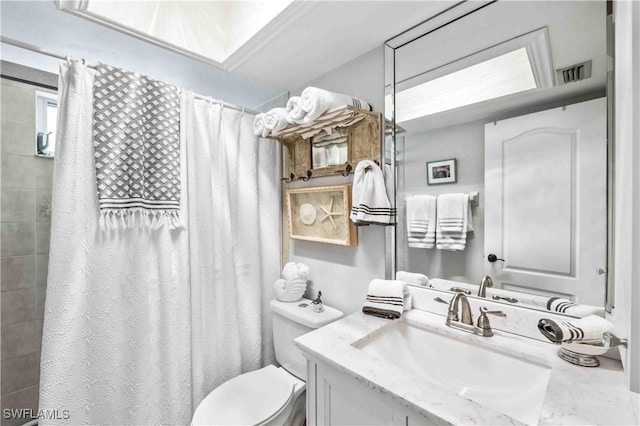 full bath with toilet, curtained shower, visible vents, and vanity