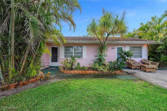 view of front of property featuring a front lawn