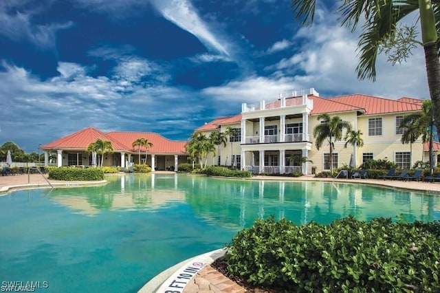 view of swimming pool