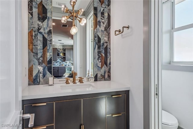 bar with tasteful backsplash, a sink, visible vents, and an inviting chandelier