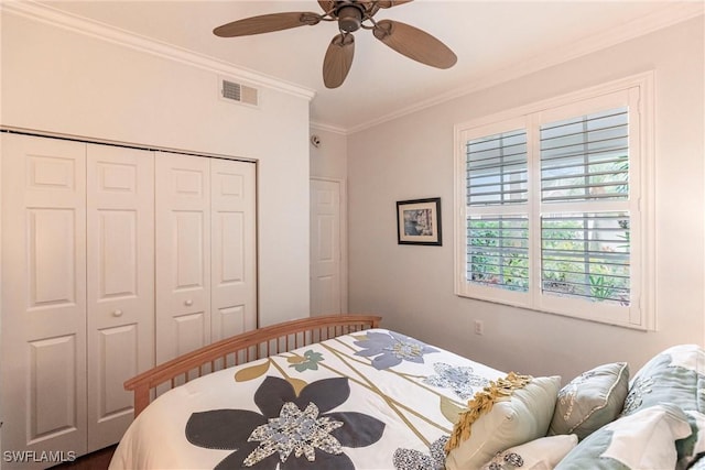 bedroom with ceiling fan, ornamental molding, visible vents, and a closet