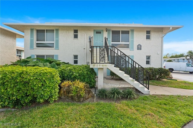 view of front of house featuring a front yard