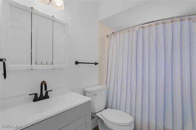 bathroom with toilet, a shower with curtain, and vanity