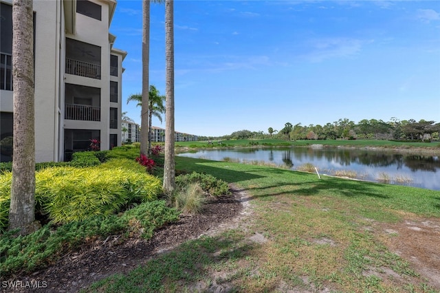 view of yard featuring a water view