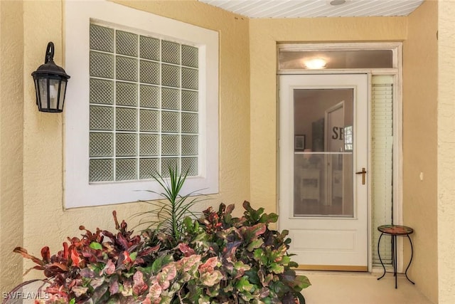 entrance to property with stucco siding