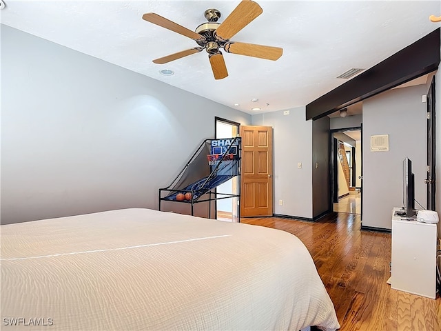 bedroom featuring light wood-style floors, visible vents, ceiling fan, and baseboards
