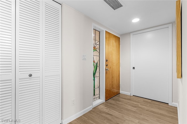 entryway featuring light wood finished floors, recessed lighting, visible vents, and baseboards