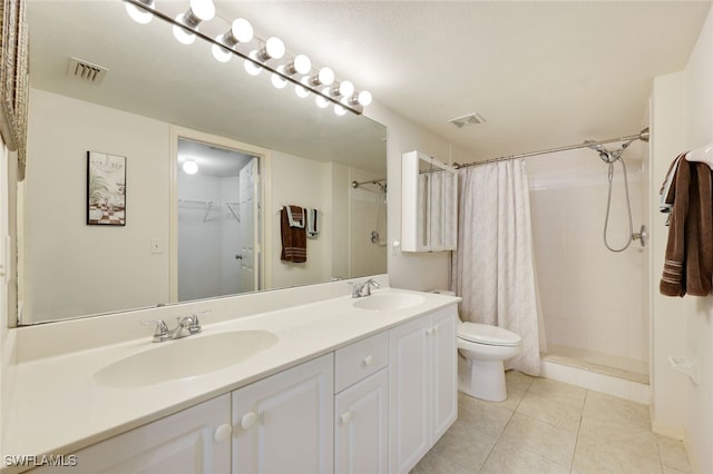 full bathroom featuring visible vents, a sink, and tiled shower