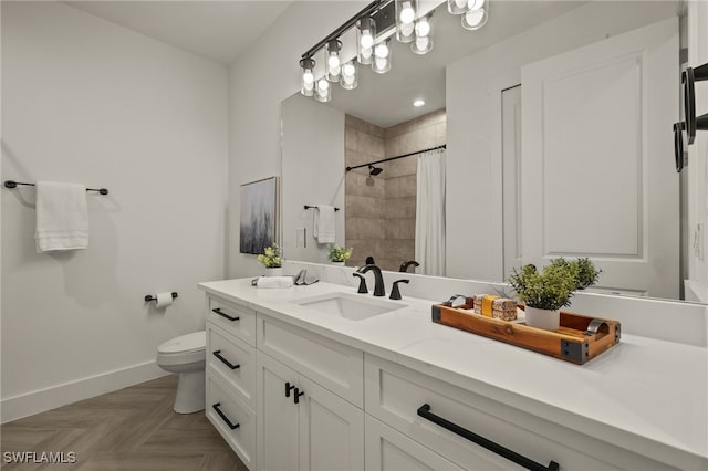 full bathroom featuring tiled shower, vanity, toilet, and baseboards