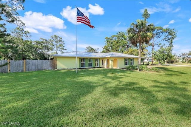 view of front of home featuring a front yard and fence