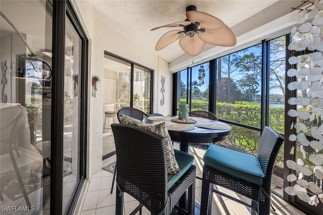 sunroom with ceiling fan