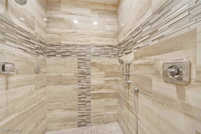 full bathroom featuring a tile shower