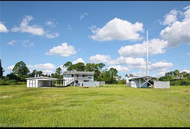 view of yard with an outbuilding