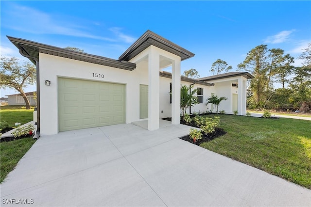 view of front of property featuring a front yard and a garage