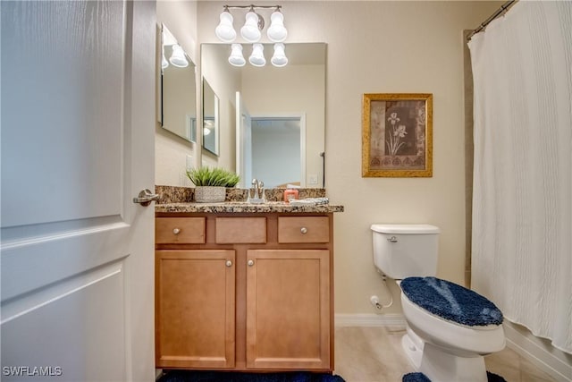 full bath featuring toilet, curtained shower, baseboards, and vanity