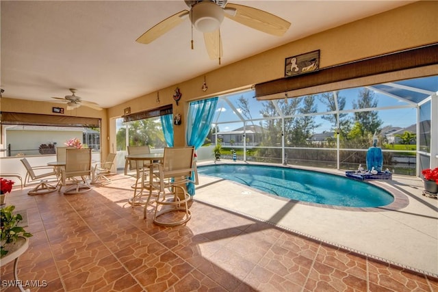 pool with outdoor dining space, a lanai, a patio, and ceiling fan