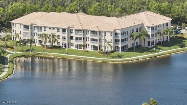 bird's eye view with a water view