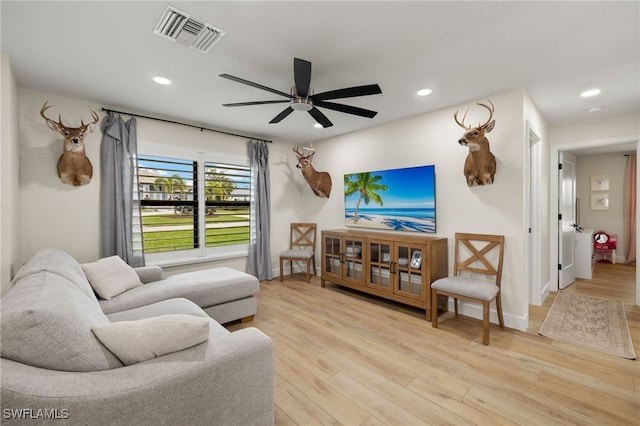 living area featuring recessed lighting, visible vents, ceiling fan, light wood-type flooring, and baseboards