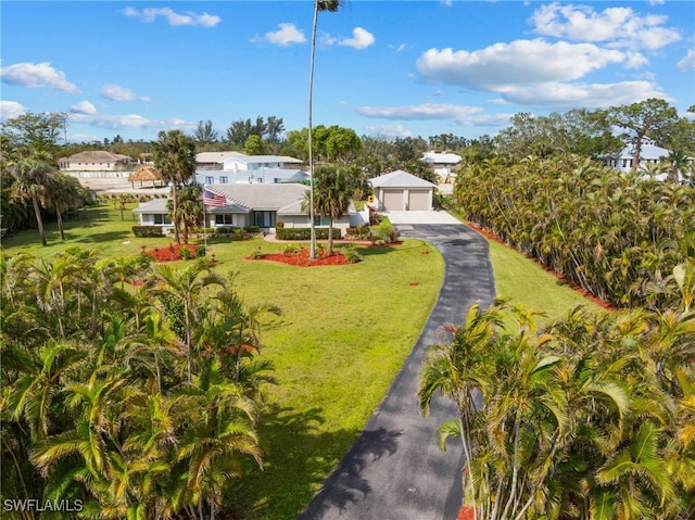 view of yard featuring a detached garage